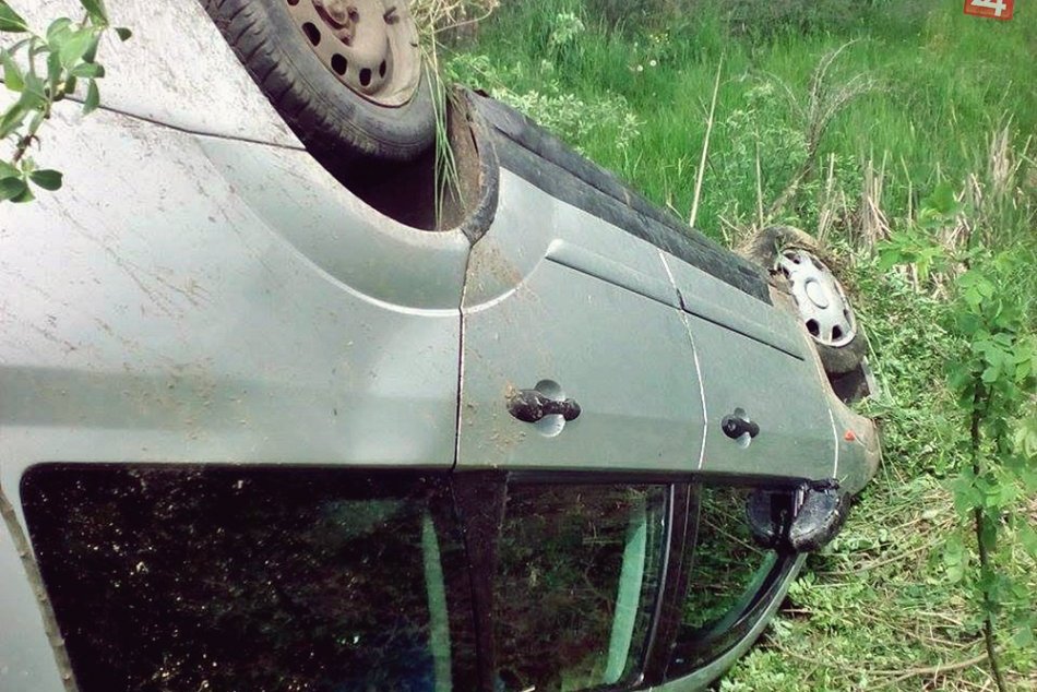 Ilustračný obrázok k článku Zázrak, že sa nezranil: Auto skončilo na streche, vodič nafúkal cez dve promile