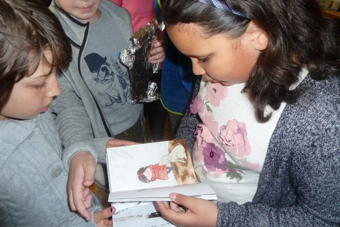 Ilustračný obrázok k článku Plamienkovské stretnutie v knižnici odbúravalo strach