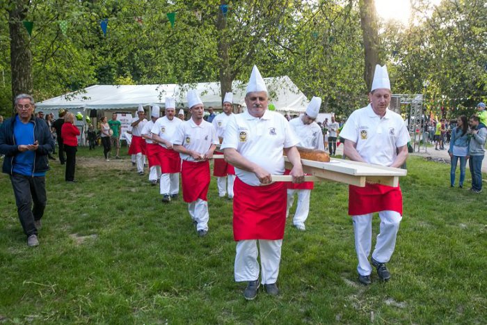 Ilustračný obrázok k článku Nový slovenský rekord: Pekárom sa podarilo pripraviť 11-metrový pivný koláč