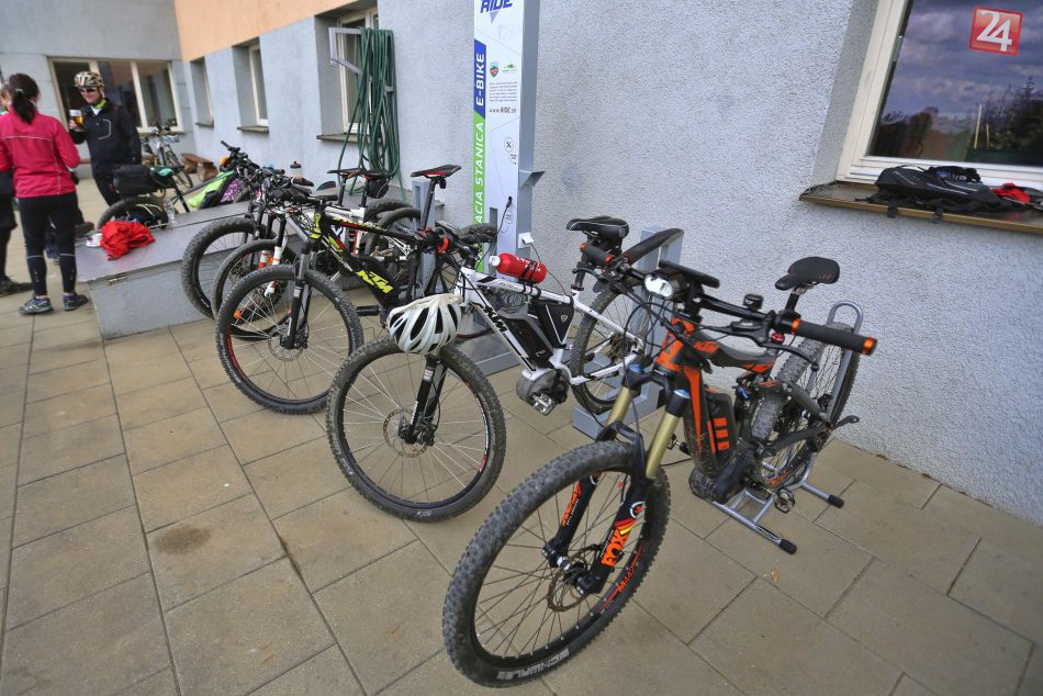 Ilustračný obrázok k článku FOTO: Pri Bystrici otvorili prvú verejnú cyklonabíjačku. Krst vodou priamo z prameňa