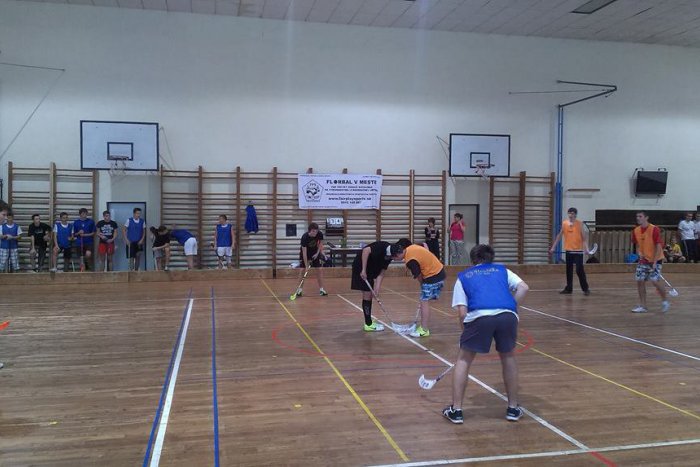 Ilustračný obrázok k článku Talentovaní florbalisti z bystrických škôl si zmerali sily. Kto zvíťazil v zápasoch play off?