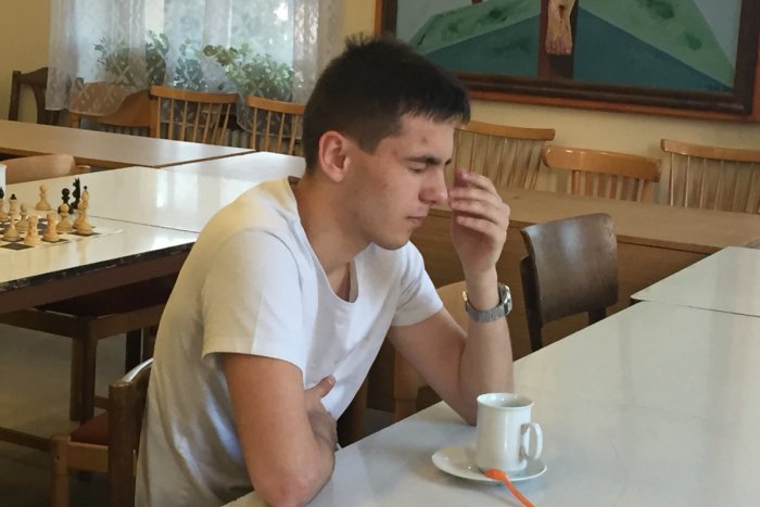 Ilustračný obrázok k článku Predstavte si hrať 6 šachových partií naraz a pritom sa ani raz nepozrieť na šachovnicu