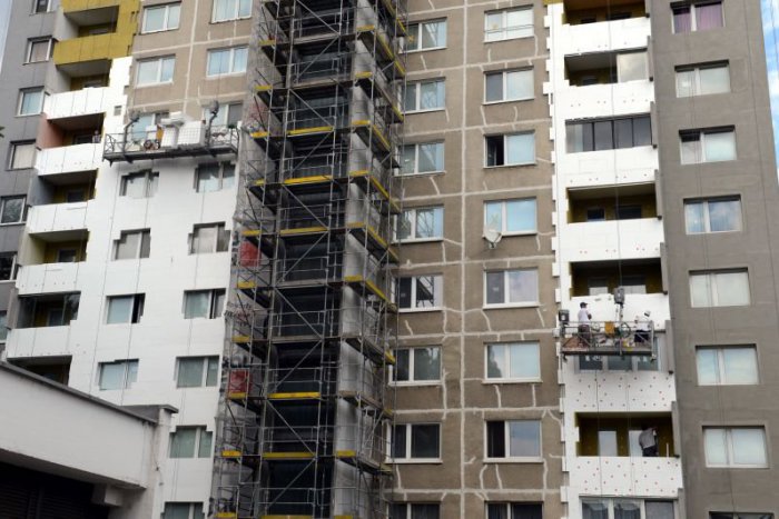 Ilustračný obrázok k článku Z KAŽDÉHO KÚTA: Bývame v panelákoch alebo činžiakoch? Regióny opäť pútajú