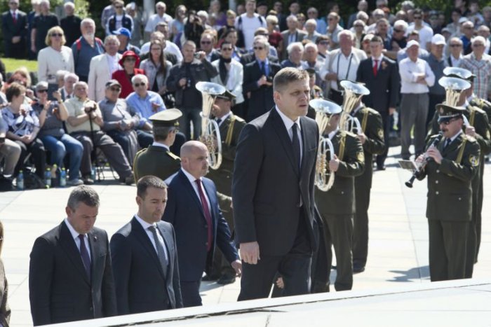 Ilustračný obrázok k článku Fico prerušil zotavovanie a objavil sa na Slavíne. Aby si uctil padlých vojakov