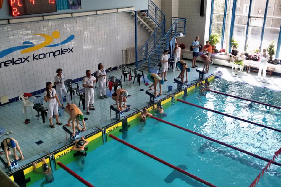 Ilustračný obrázok k článku Majstrovské plavecké preteky v Nových Zámkoch: Domáci plavci vylovili cenné kovy