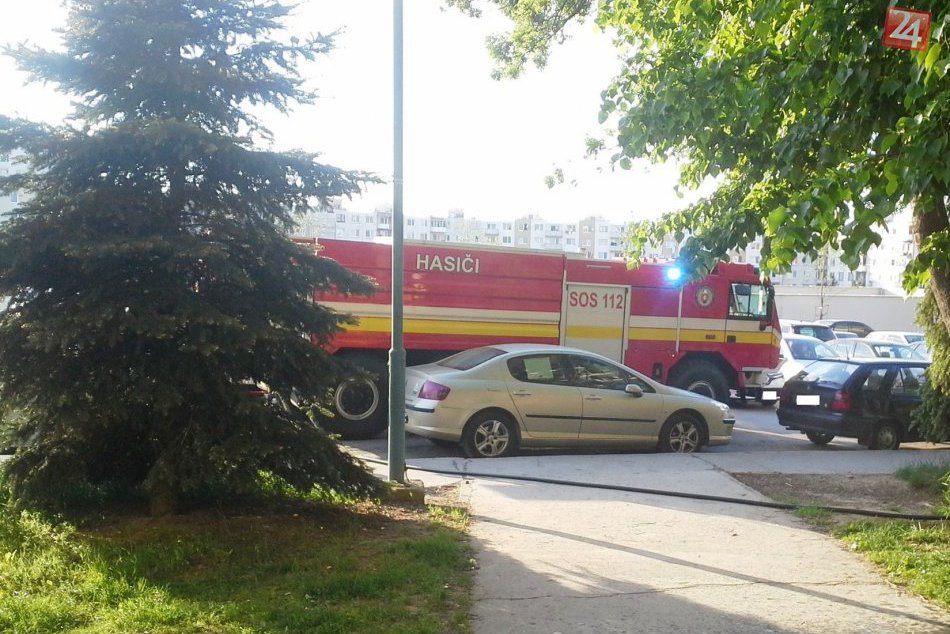 Ilustračný obrázok k článku Autentické zábery z miesta: V Hlohovci zasahovali hasiči, na sídlisku horelo