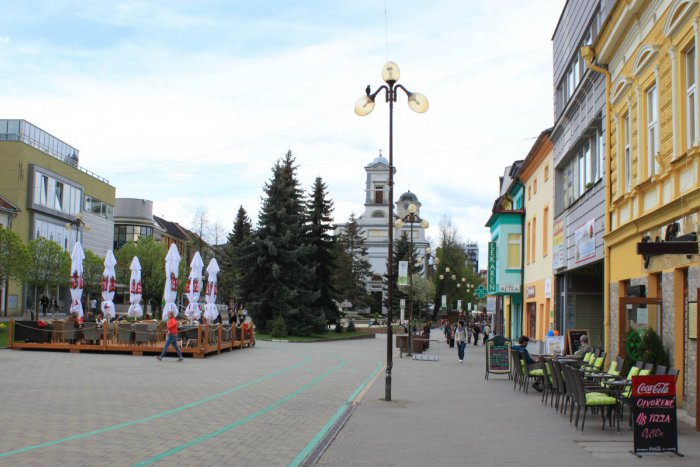 Ilustračný obrázok k článku Vonku sa oteplilo: Zatiaľ zubaté podtatranské slnko láka ľudí na terasy