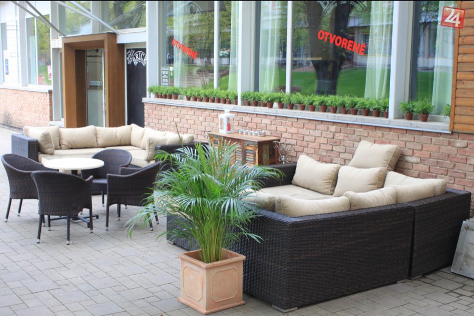 Ilustračný obrázok k článku S oteplením začali v centre Popradu pribúdať letné terasy: Povolených je 11