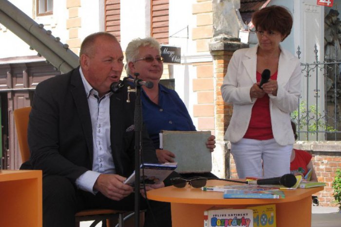 Ilustračný obrázok k článku Podujatie Nerušte ma, čítam má priviesť deti ku knihám: Hlasné čítanie v srdci nášho mesta