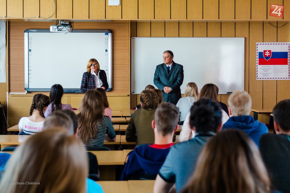 Ilustračný obrázok k článku Ministerka z nového gympla: Gabriela Matečná je úplne prvou maturantkou tejto školy