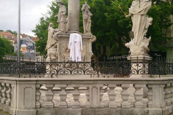 Ilustračný obrázok k článku Krvavé lekárske plášte rozvešané po Bratislave. Čo znamenajú?