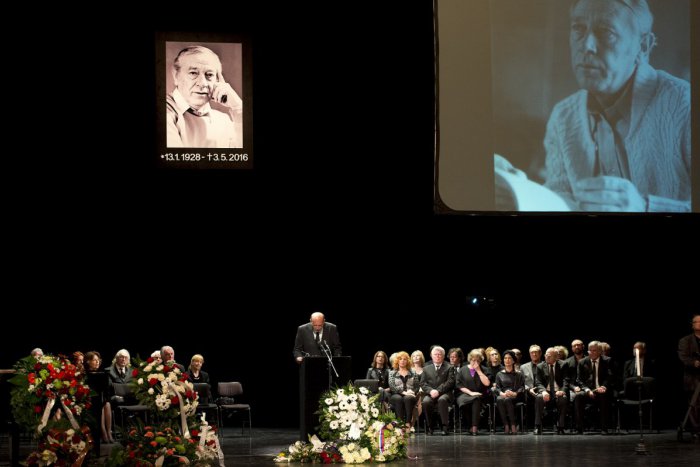 Ilustračný obrázok k článku Slovensko sa rozlúčilo s hercom slnečnej generácie - Karolom Machatom