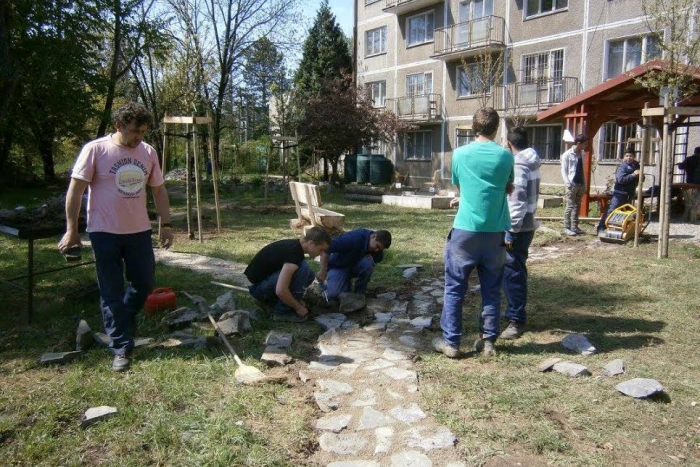 Ilustračný obrázok k článku Jazierko, slnečné hodiny aj pocitový chodník. Záhrada lučeneckej školy sa zmenila na nepoznanie