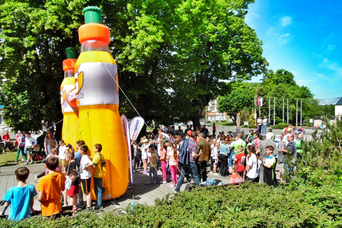 Ilustračný obrázok k článku V centre mesta bolo živo: Pozrite si neobyčajné zábery z námestia v Humennom