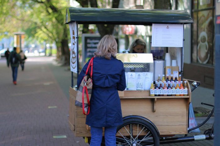 Ilustračný obrázok k článku Predsedníctvo Bratislavčanom kávu z ulíc nezoberie