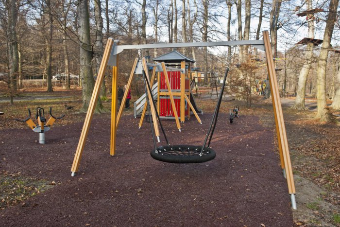 Ilustračný obrázok k článku Zranené dieťa na hojdačke: Mesto ihriská pre deti pravidelne kontroluje