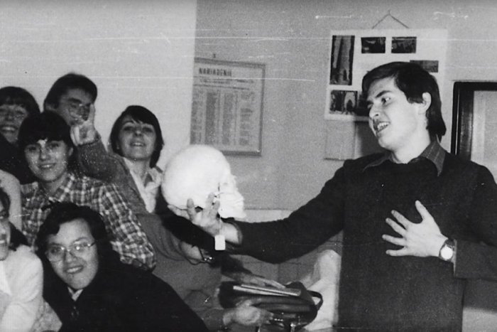 Ilustračný obrázok k článku VIDEO mapuje 50 rokov nitrianskeho gymnázia: Odchovalo množstvo študentov, nájdete sa medzi nimi?