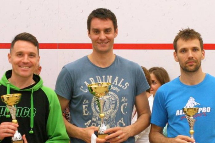 Hlohovskí squashisti Jančička (vľavo) a Solčanský (v strede) po úspechu na turnaji veterán