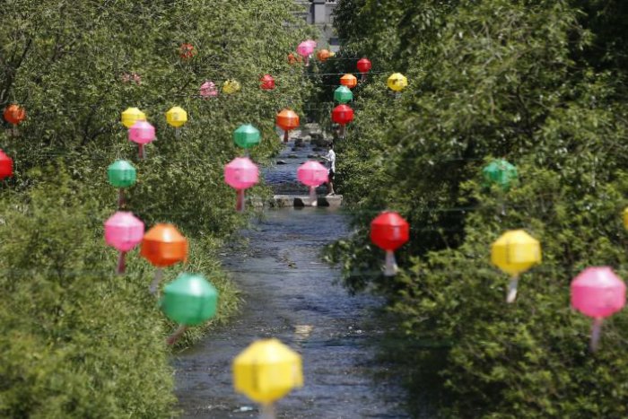 Ilustračný obrázok k článku KURIOZITA DŇA: Farebné oslavy narodenín Budhu