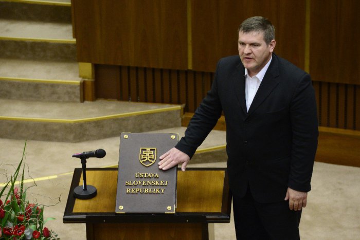 Ilustračný obrázok k článku Pri autonehode neďaleko Zvolena zomrel poslanec ĽSNS!