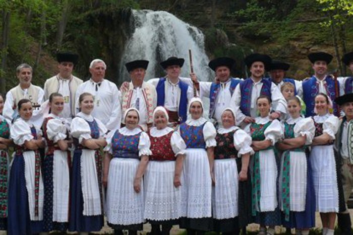 Ilustračný obrázok k článku Folklórna skupina Lúčan vybuduje vďaka nadácii KIA krojáreň