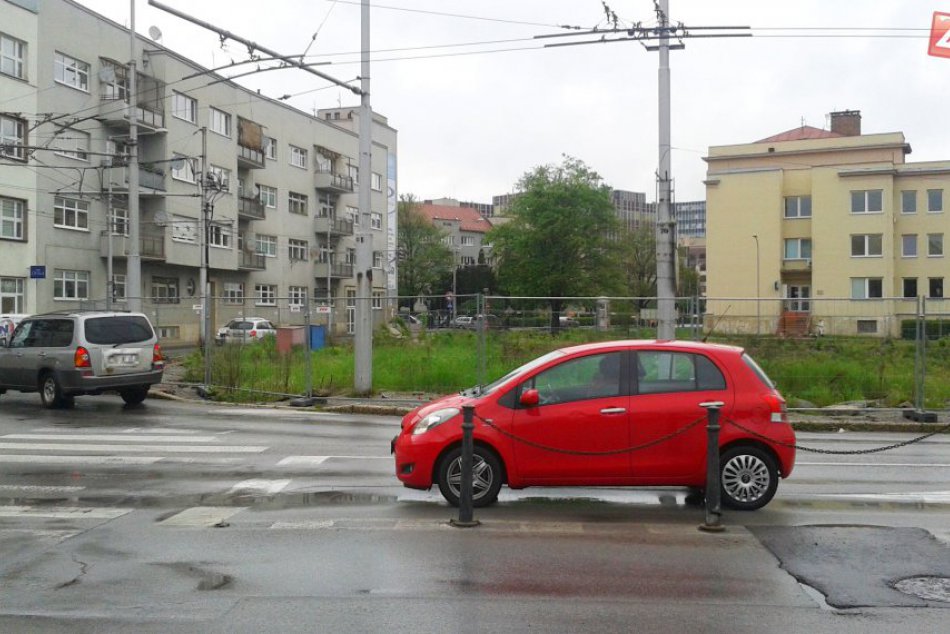 Ilustračný obrázok k článku VIDEO: Jama pri mestskom úrade sa opäť odhalila. Nový plot potešil vodičov