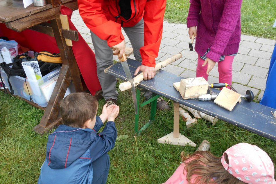 Ilustračný obrázok k článku Pílenie dreva, plieskanie bičom aj krojovanie. Na bystrickej škole ožijú tradície