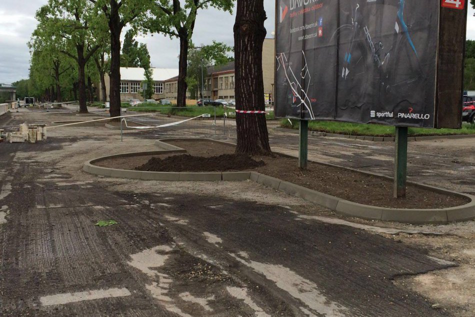 Ilustračný obrázok k článku Romantická prechádzka medzi bilboardami: Dunajskej promenády sa dočkáme v lete, pred tieňom nás uchráni reklama