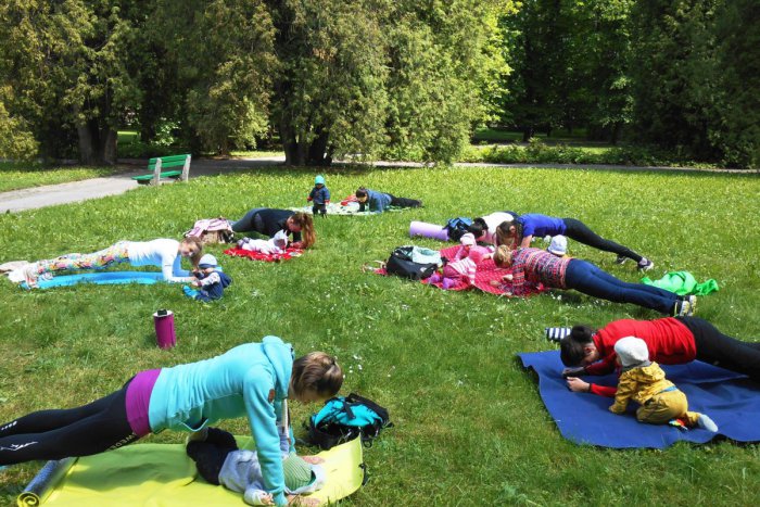 Ilustračný obrázok k článku FOTO: Roztomilé cvičenie v bystrickom parku. Mamičky sa do formy dostávajú spolu s bábätkami