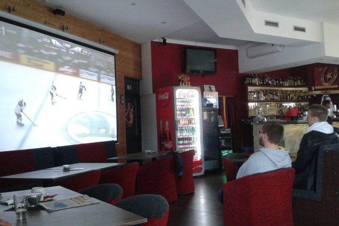 Ilustračný obrázok k článku Naše mesto počas kľúčového zápasu hokejistov: Takto to vyzeralo v podnikoch, FOTO