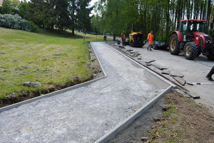 Ilustračný obrázok k článku FOTO: Stavebný ruch na bystrických uliciach. Ako a kde prebiehajú obnovy chodníkov?