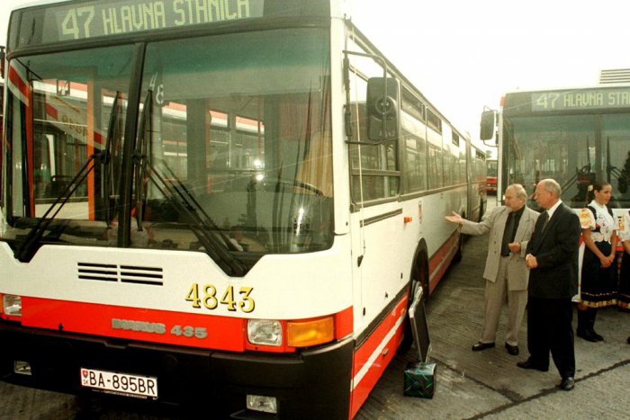 Ilustračný obrázok k článku Rozlúčka s posledným kĺbovým Ikarusom: Po Bratislave jazdil celých 20 rokov