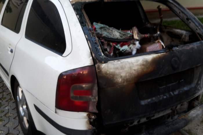 Ilustračný obrázok k článku Policajti obvinili dvoch mladíkov z požiaru áut