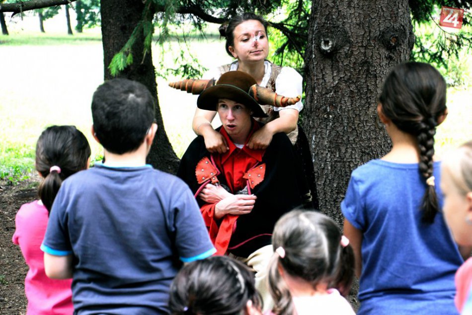 Ilustračný obrázok k článku Vystúpenia, skákací hrad aj súťaže. V Bystrici zažijeme nevšednú cestu okolo sveta