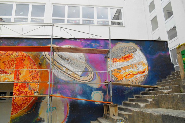 Ilustračný obrázok k článku FOTO: Na bystrickej škole vzniká jedinečná mozaika vesmíru. Ruku k dielu priložili žiaci aj riaditeľka!