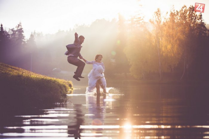 Ilustračný obrázok k článku Najbláznivejšie svadobné fotky: Zabudnite na klasiku. Pre netradičné zábery sú mladomanželia schopní urobiť úplne všetko