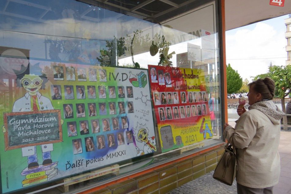 Ilustračný obrázok k článku Maturitné tablá made in Michalovce: Výklady centra mesta obsadili zaujímavé diela, FOTO