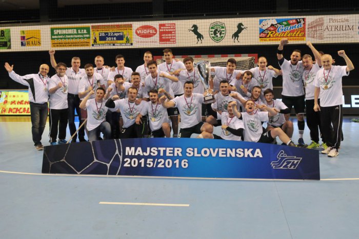 Ilustračný obrázok k článku Korunovali staronového majstra: Hádzanári Tatrana získali desiaty titul v rade, FOTO