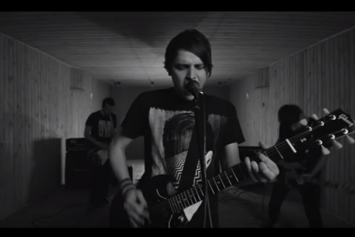 Ilustračný obrázok k článku Humenská rock-posthardcorová kapela má nový videoklip: Stíšte si repráky, toto je poriadne tvrdá muzika
