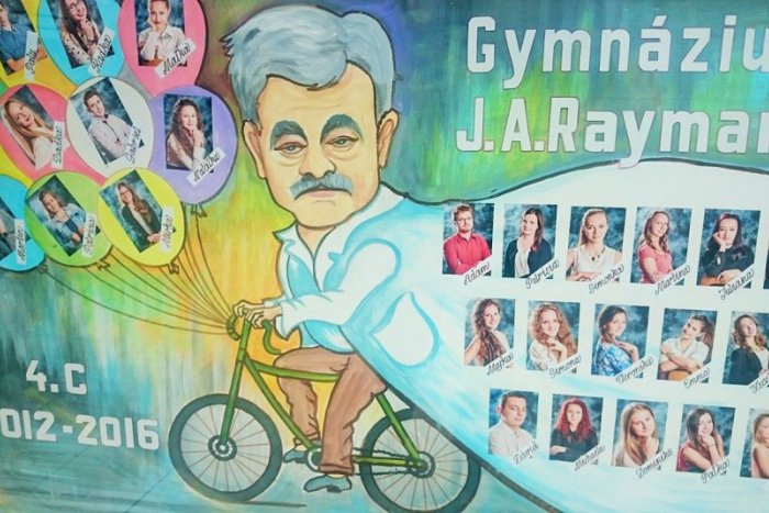 Ilustračný obrázok k článku Bláznivé tablá oživili výklady obchodov, tradíciu si nenechali ujsť ani tohtoroční maturanti