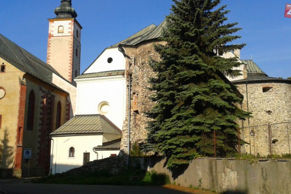 Ilustračný obrázok k článku FOTO: Rarita v centre mesta. Stovky rokov stará toaleta priamo nad hlavami Bystričanov