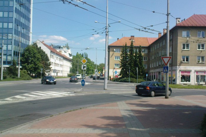 Ilustračný obrázok k článku SERIÁL: Najbizarnejšie križovatky v Bystrici. Aké riziká prináša stret Partizánskej a 29. augusta?