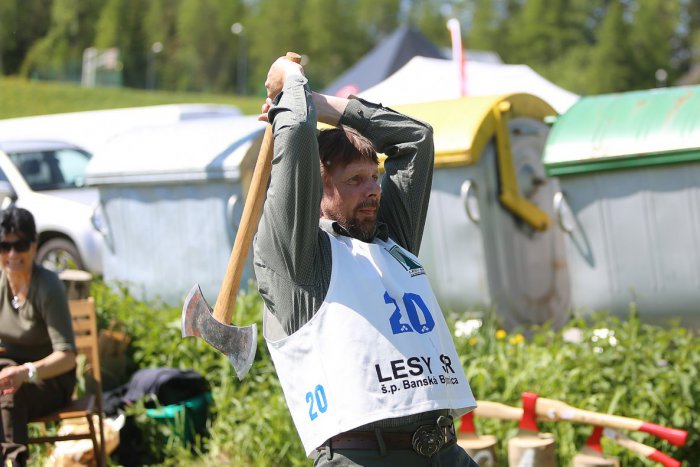 Ilustračný obrázok k článku Pílenie polena aj streľba. Na Donovaloch si zmerajú sily horári, prídu aj z Chorvátska