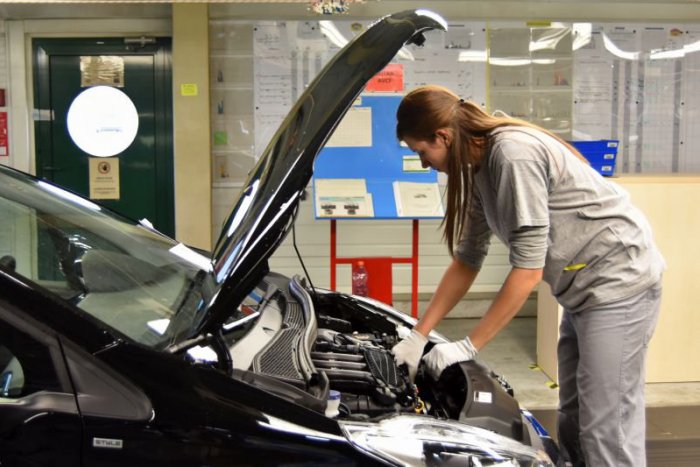 Ilustračný obrázok k článku SVET O SLOVENSKU: Dobrá správa! Kia aj Peugeot zvýšia výrobu, no zatiaľ to taja