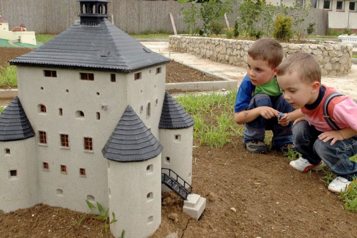 Ilustračný obrázok k článku Zaujímavá výstava pod holým nebom: Trnavské korzo pred radnicou zaplavia slovenské hrady a zámky