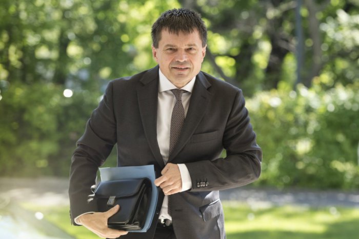 Ilustračný obrázok k článku Minister školstva má namierené do Podbrezovej. Pri akej príležitosti sa ukáže?