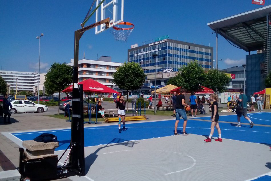 Ilustračný obrázok k článku Priestor pred nákupákom na Terase sa obliekol športovo: FOTOGRAFIE priamo z miesta!