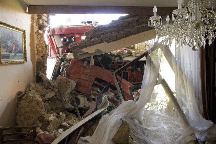 Ilustračný obrázok k článku Tatrovka pri Zvolene dostala šmyk. Skončila v hlavnej stene rodinného domu!