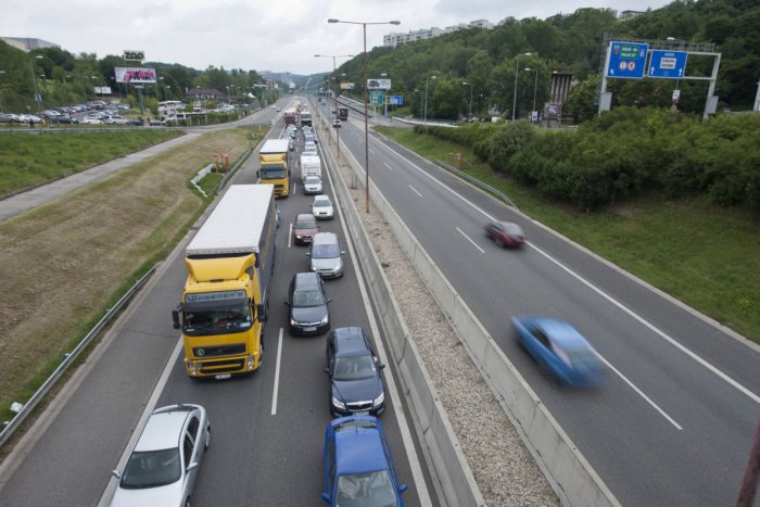 Ilustračný obrázok k článku Národná diaľničná spoločnosť pri križovatke Triblavina ustúpila tlaku aktivistov