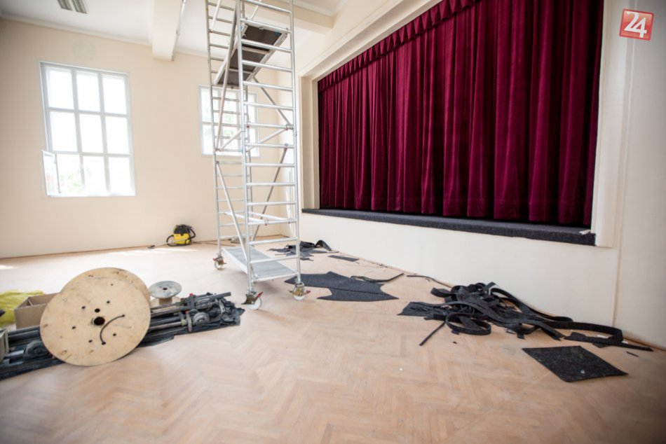 Ilustračný obrázok k článku Dlho očakávaná rekonštrukcia kulturáku v Demänovej: Pozrite sa, čo sa zmenilo